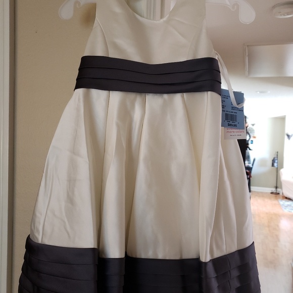 David's Bridal flower girl dress - Picture 2 of 7